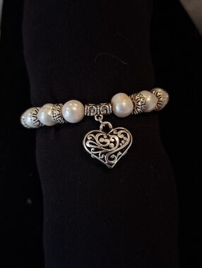 CULTURED PEARLS AND SILVERTONE STRETCH BRACELET WITH OPENWORK PUFFY HEART